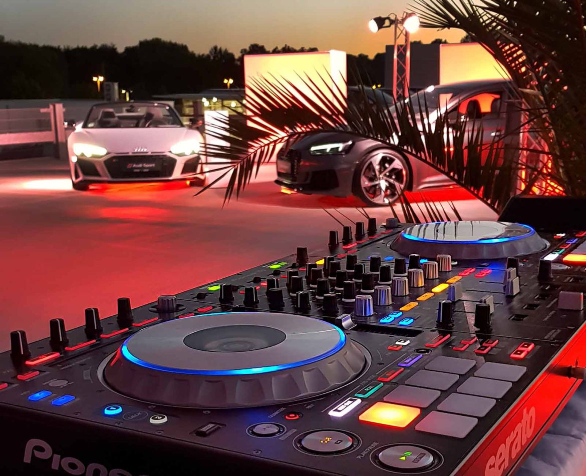 DJ-Controller bei einer AUDI Autopräsentation bei Sonnenuntergang
