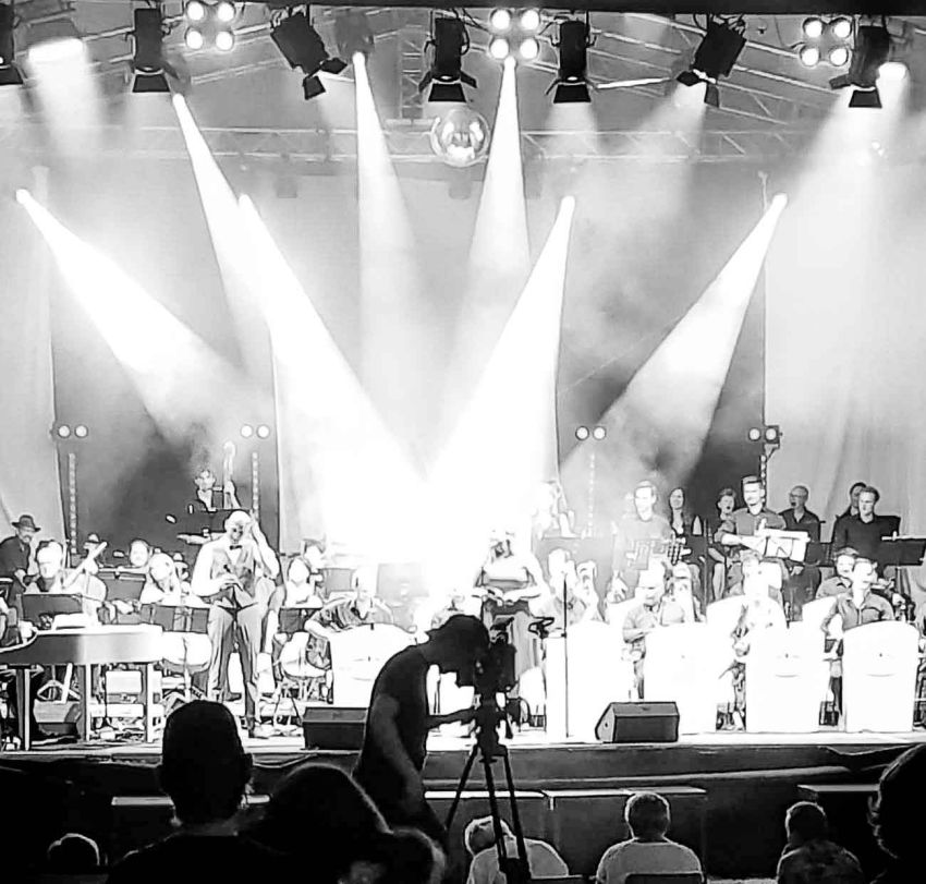 Big Band auf eine Bühne mit Lichttechnik und Kamera