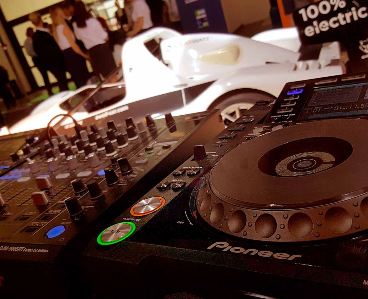 DJ-CD-Player und DJ-Mixer bei einer Messeveranstaltung
