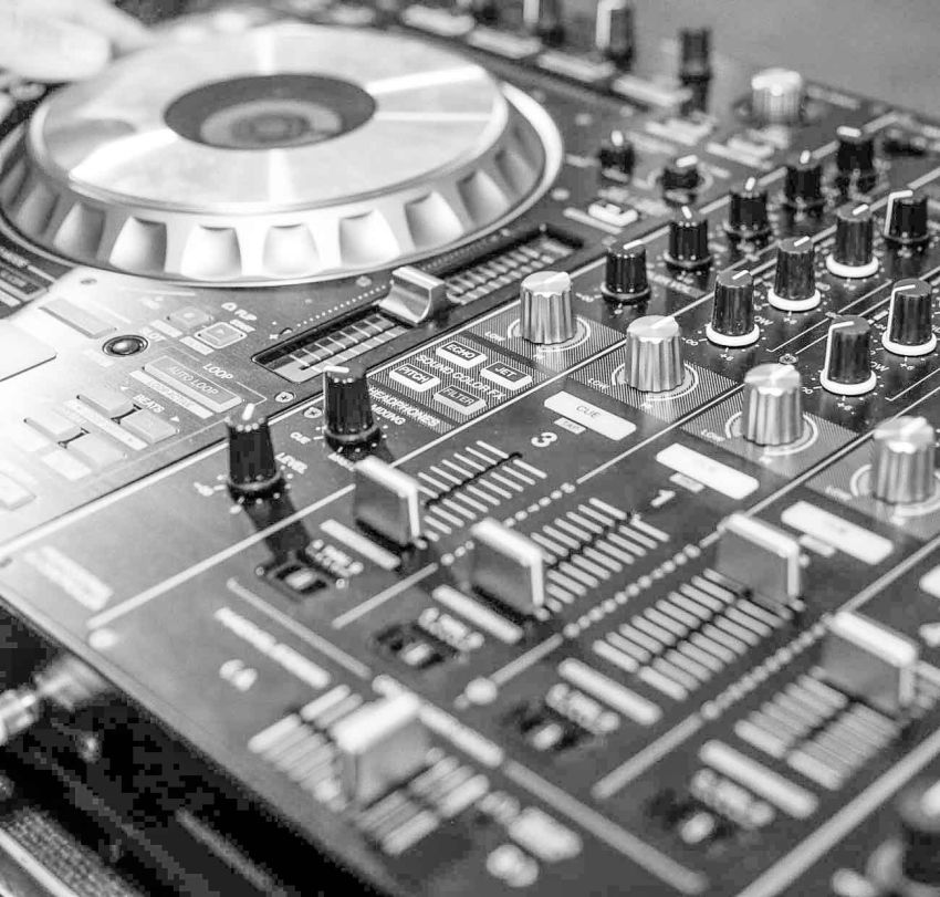 Nachaufnahme eines Pioneer DJM-900nxs DJ-Mixers