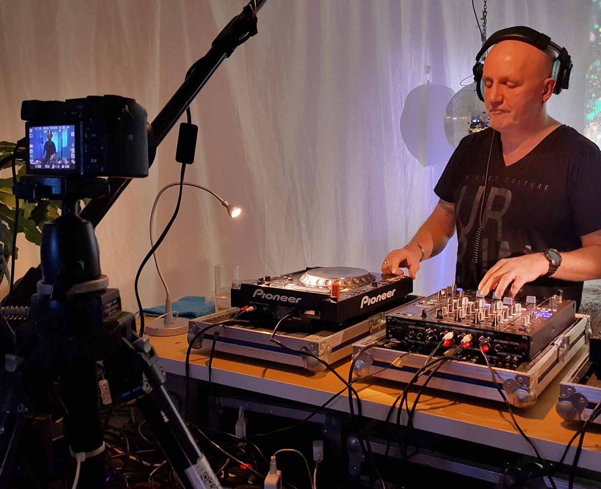 Digitalkamera bei der Aufnahme eines Deejay an seinem DJ-Equipment für Live-Streaming