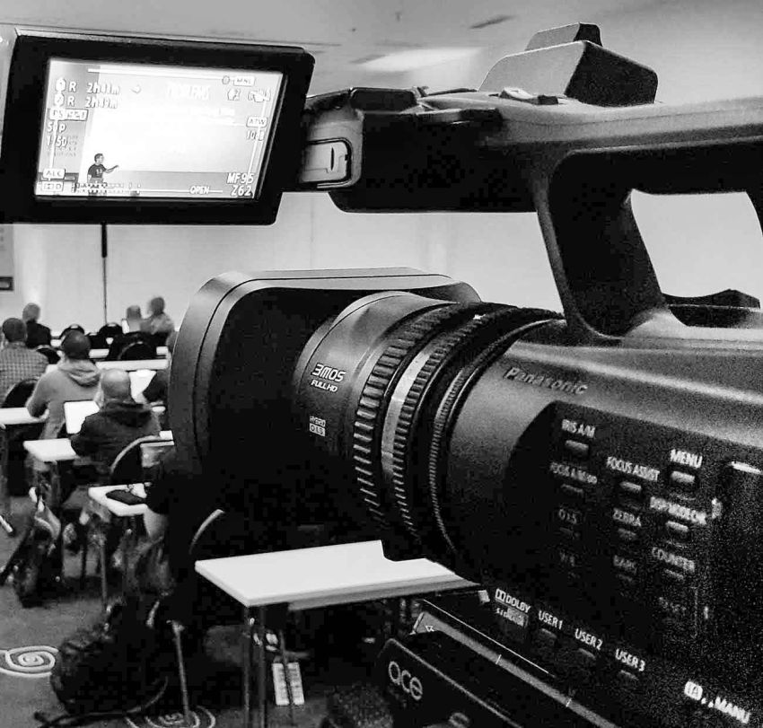 4K-Kameratechnik in Großaufnahme beim Konferenzeinsatz
