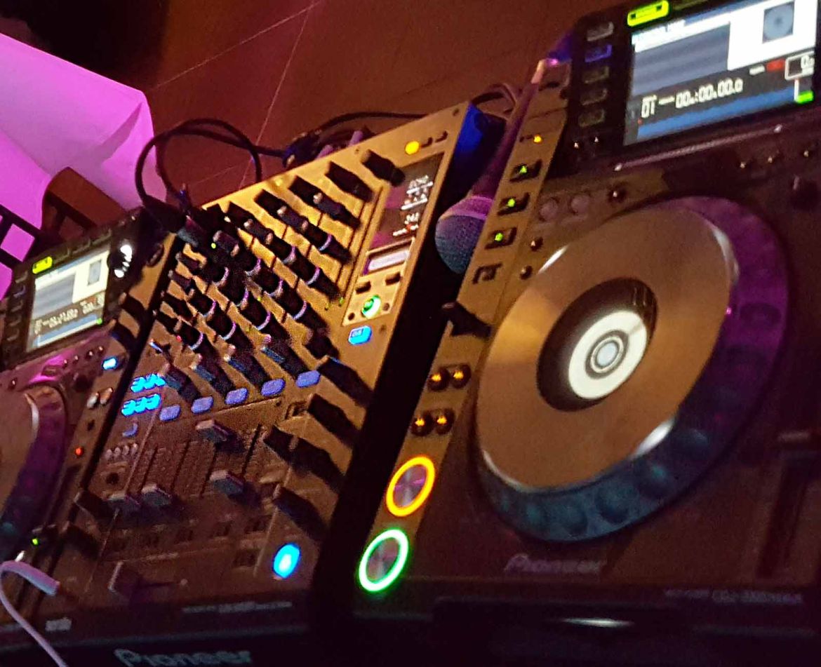 Komplettes DJ-Setup mit Mixer und zwei CD-Playern von leicht schräg oben fotografiert