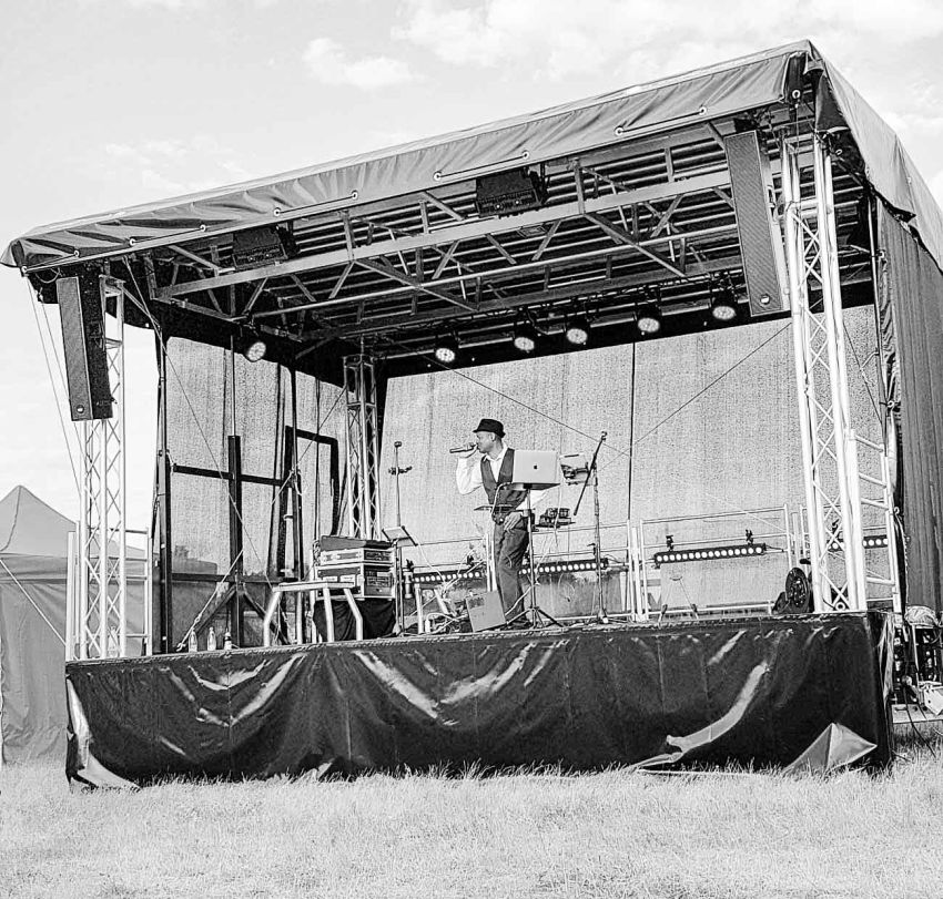 Mobiles Bühnensystem mit Sänger bei einer Veranstaltung
