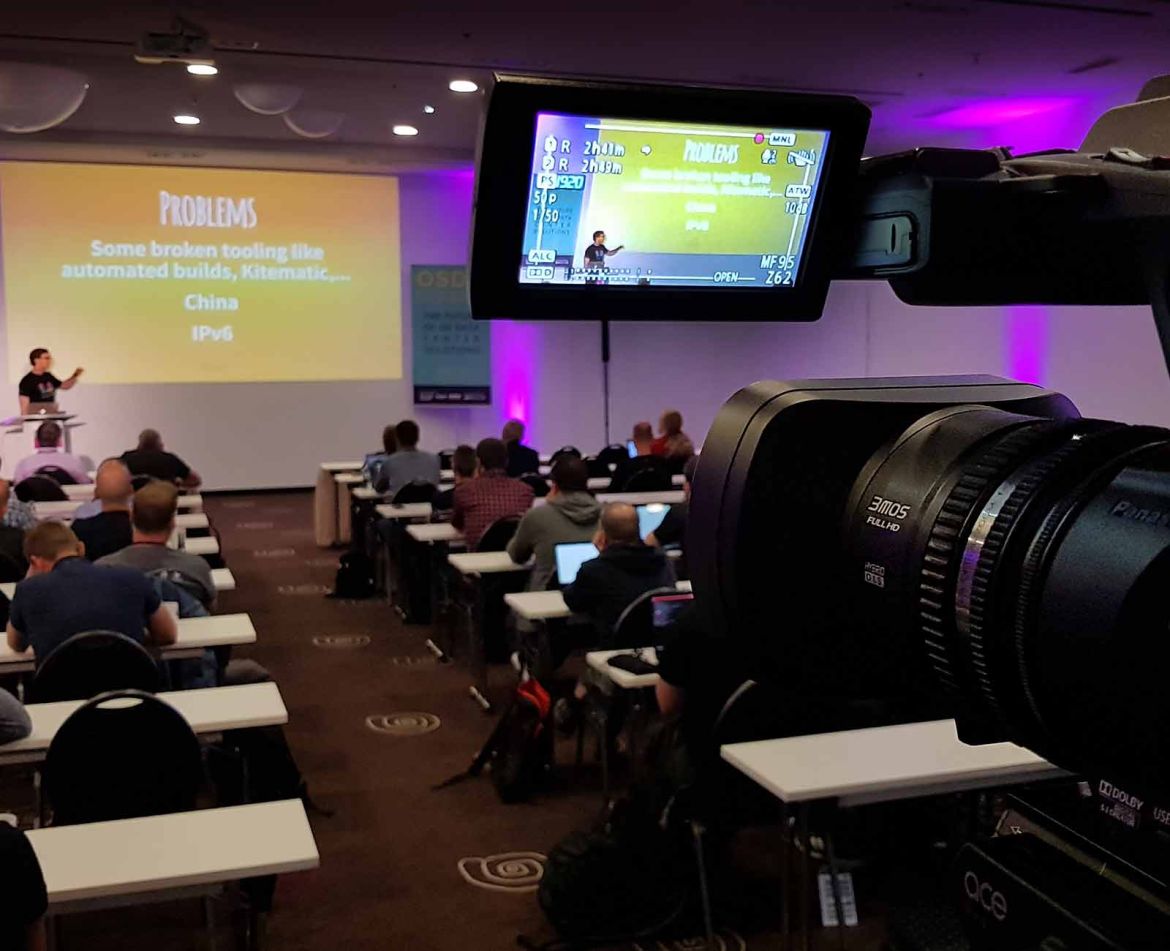 UHD-Kamera zur Aufzeichnung eines Vortrages bei einer Konferenz