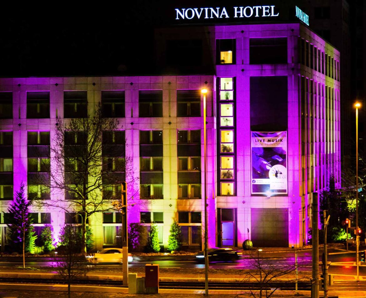 Gebäudebeleuchtung und Architekturbeleuchtung eines Hotels