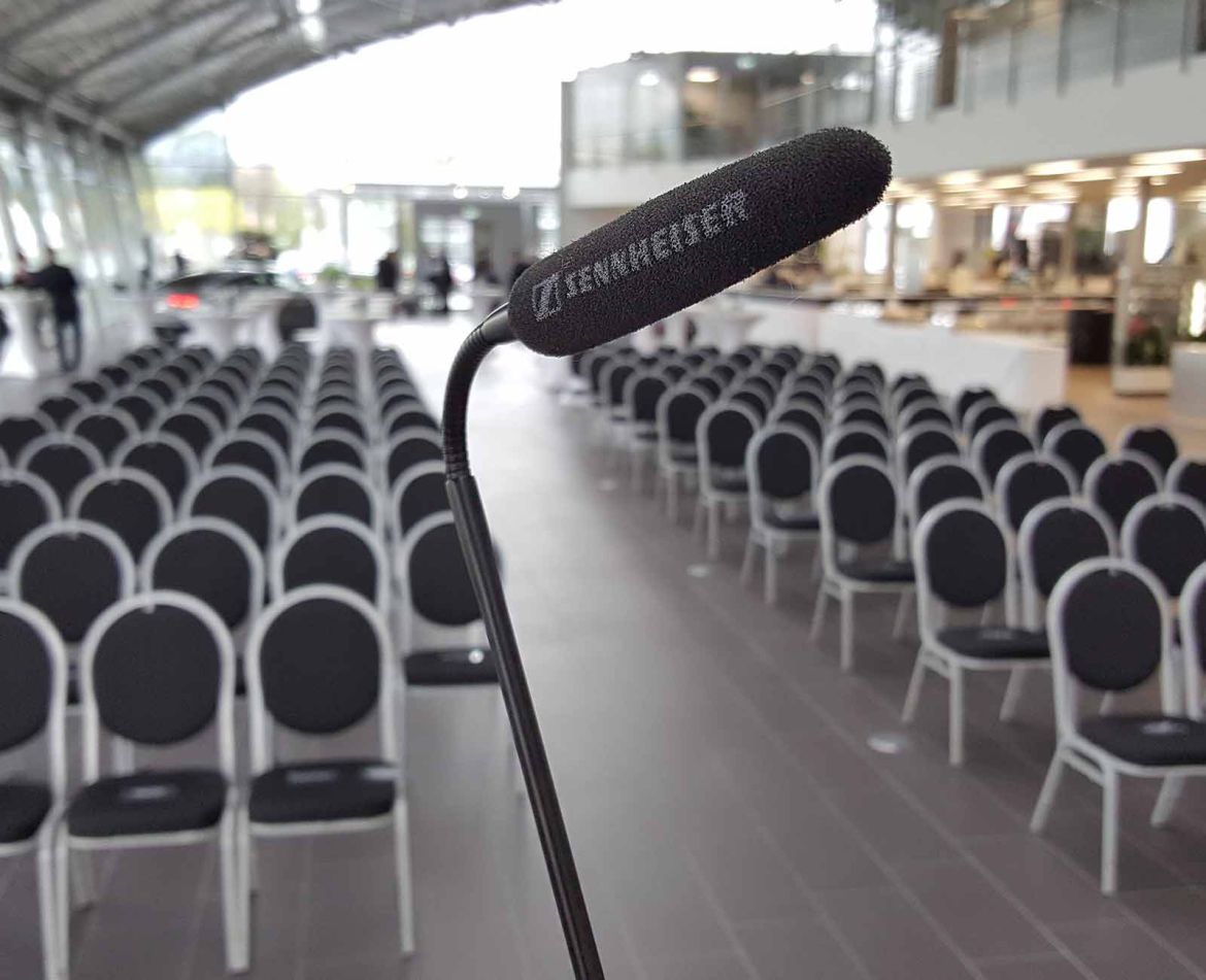 Sennheiser Rednerpultmikrofon aus Sicht eines Redners mit Blick auf die Stuhlreihen
